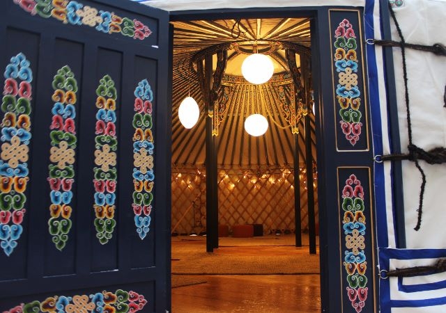 Yurt-door open (640x450)