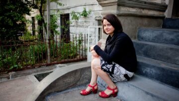 Kris Davis on steps