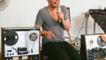 02 IAN WILLIAM CRAIG also sings and plays